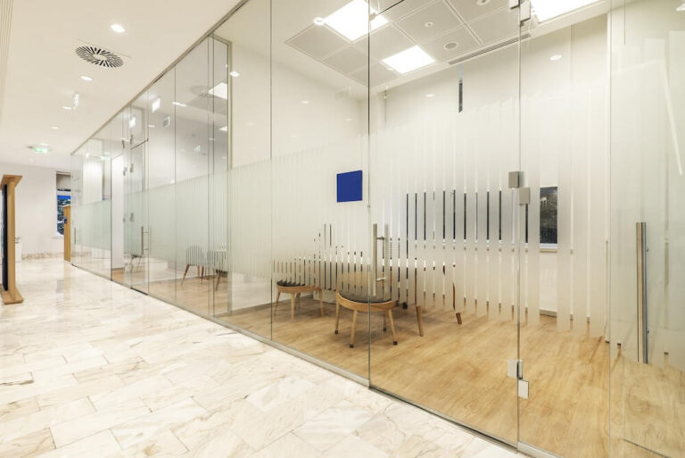 Ścianki szklane działowe w biurze i domu: elastyczność i światło